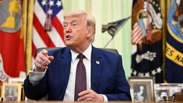 Trump em reunião presidencial nos Estados Unidos, falando com ênfase.