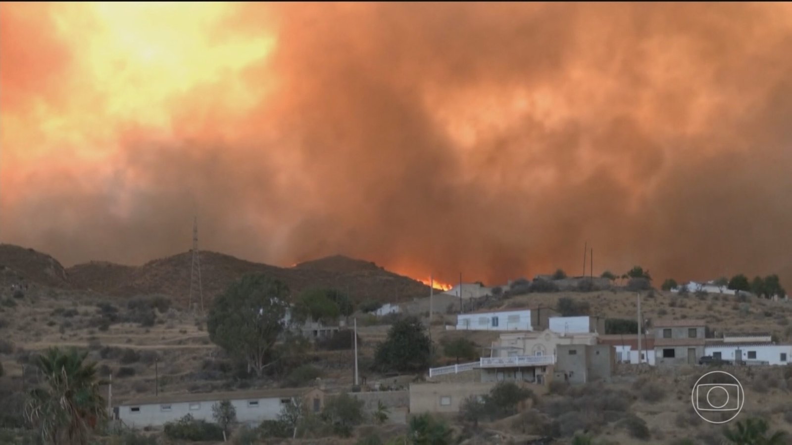 Incêndio na Andaluzia é estabilizado após 13 mortes e retirada de 1,5 mil moradores - Imagem do artigo