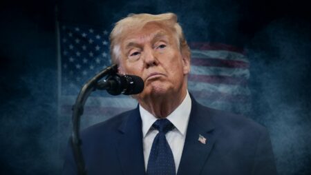 O presidente dos EUA, Donald Trump, durante coletiva de imprensa na Flórida nesta segunda-feira (9) • Roberto Schmidt/Getty Images