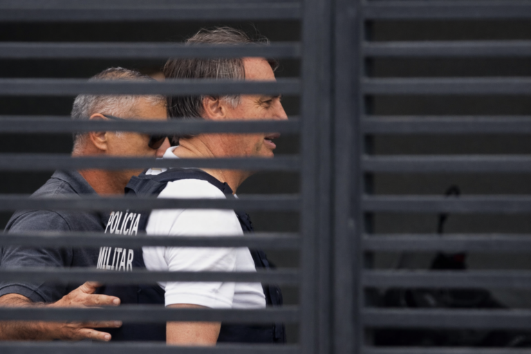 Bolsonaro recebe alta e inicia prisão domiciliar humanitária em Brasília. Registro da saída hospitalar após Bolsonaro recebe alta para regime domiciliar em Brasília.