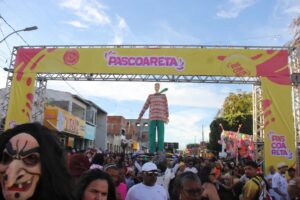Tradição da Pascoareta em Pé de Serra com máscaras e fantasias