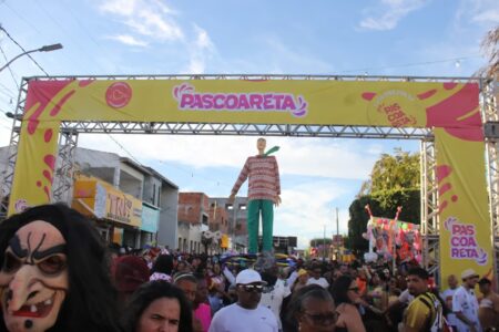 Tradição da Pascoareta em Pé de Serra com máscaras e fantasias