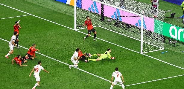 Ibrahimovic condena anulação de gol que teria classificado o Irã: “Tiraram o sonho de uma nação” - Imagem do artigo