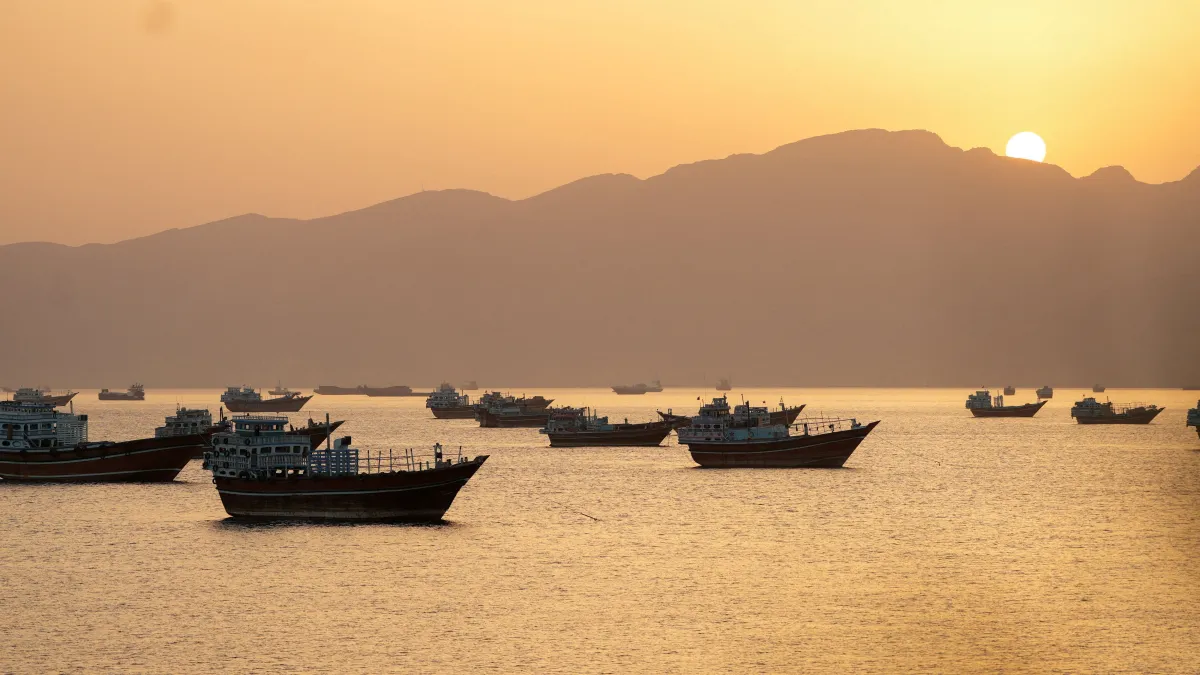 EUA e Irã trocam novos ataques no Golfo e aumentam risco de escalada regional - Imagem do artigo