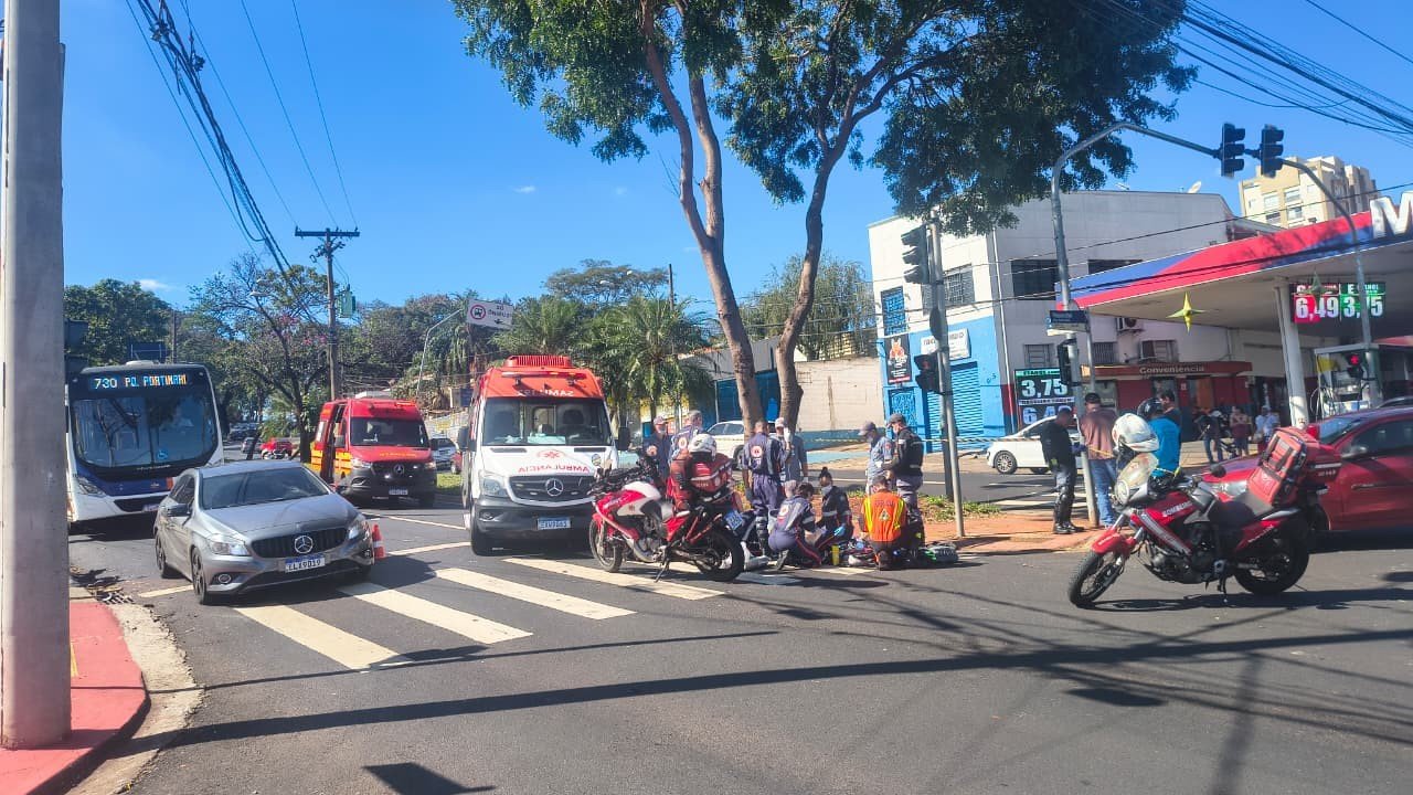 Motociclista de 42 anos morre ao colidir com poste e carro em Ribeirão Preto - Imagem do artigo