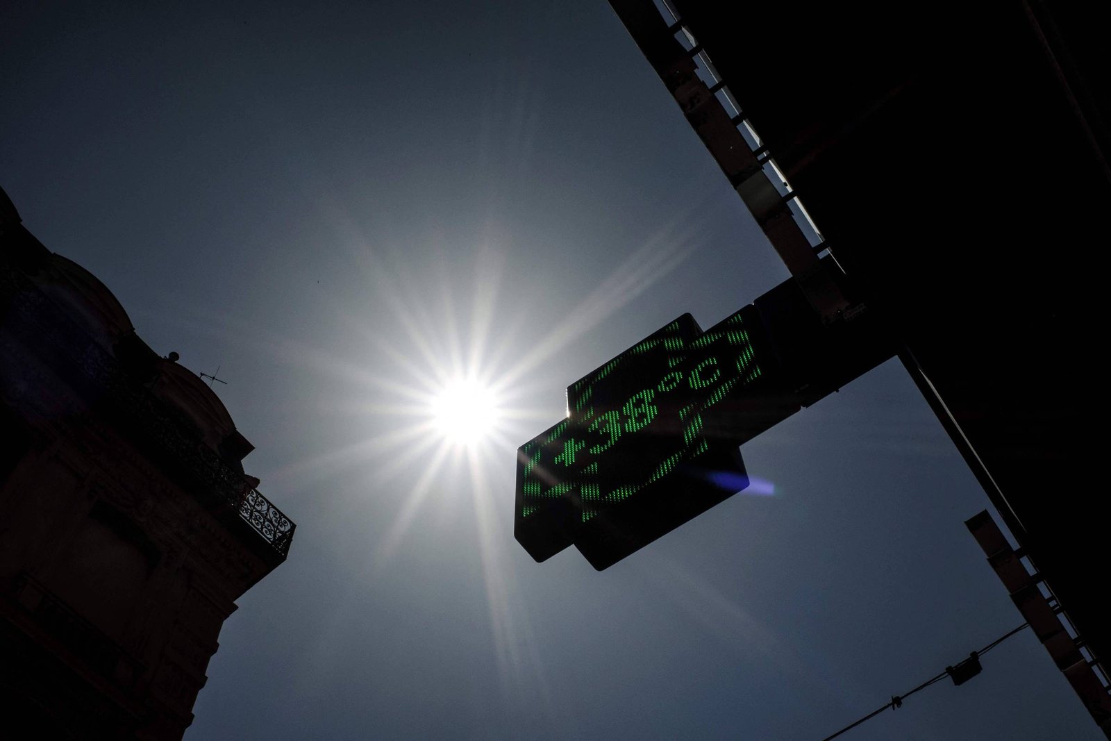 Funerárias de Paris atingem lotação máxima após onda de calor - Imagem do artigo