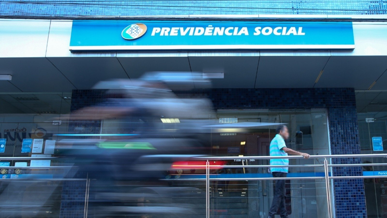 Fila do INSS recua para 1,831 milhão de pedidos, menor nível em 21 meses - Imagem do artigo