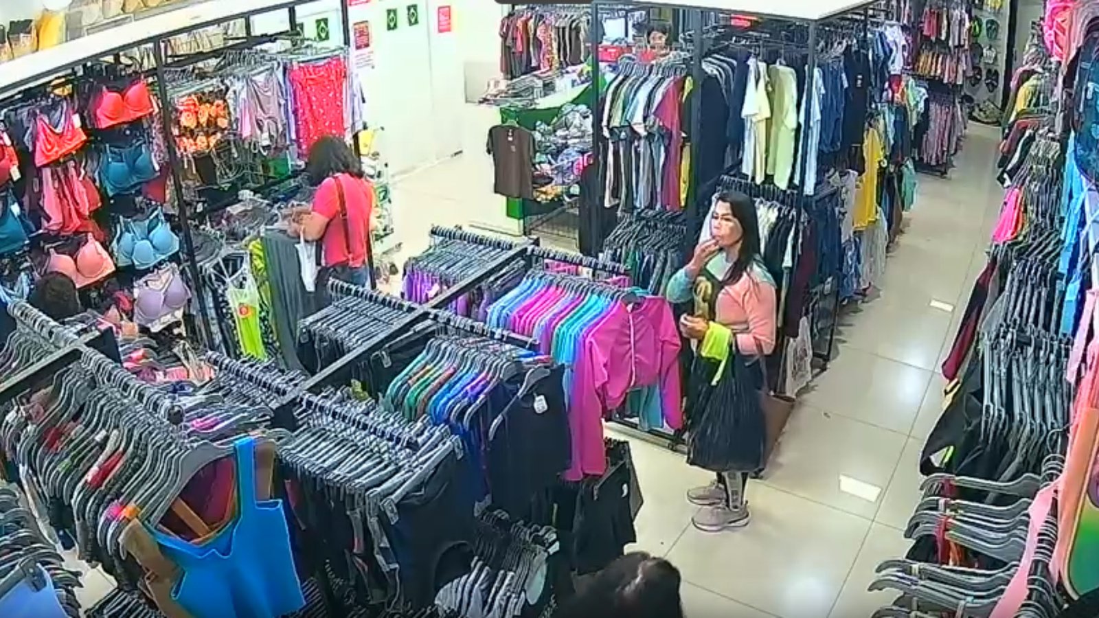Mulher é presa após câmeras flagrarem furto de camisolas de R$ 20 em Patos de Minas - Imagem do artigo