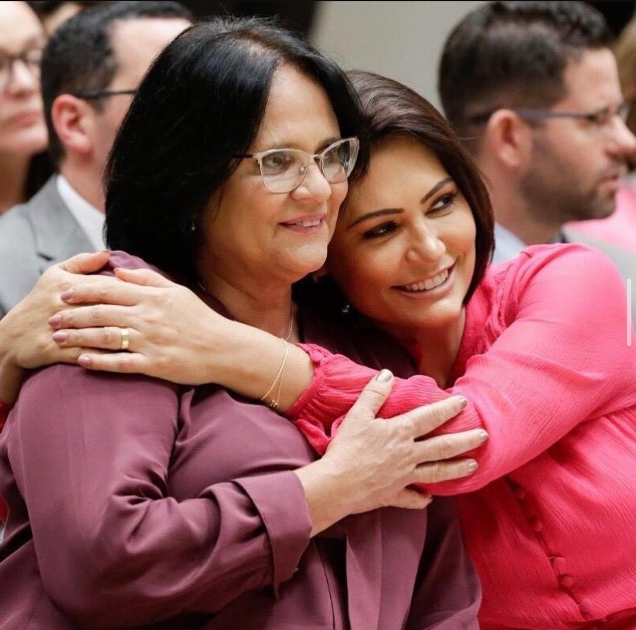 Damares afirma que Michelle Bolsonaro ainda avalia disputar vaga ao Senado pelo DF - Imagem do artigo