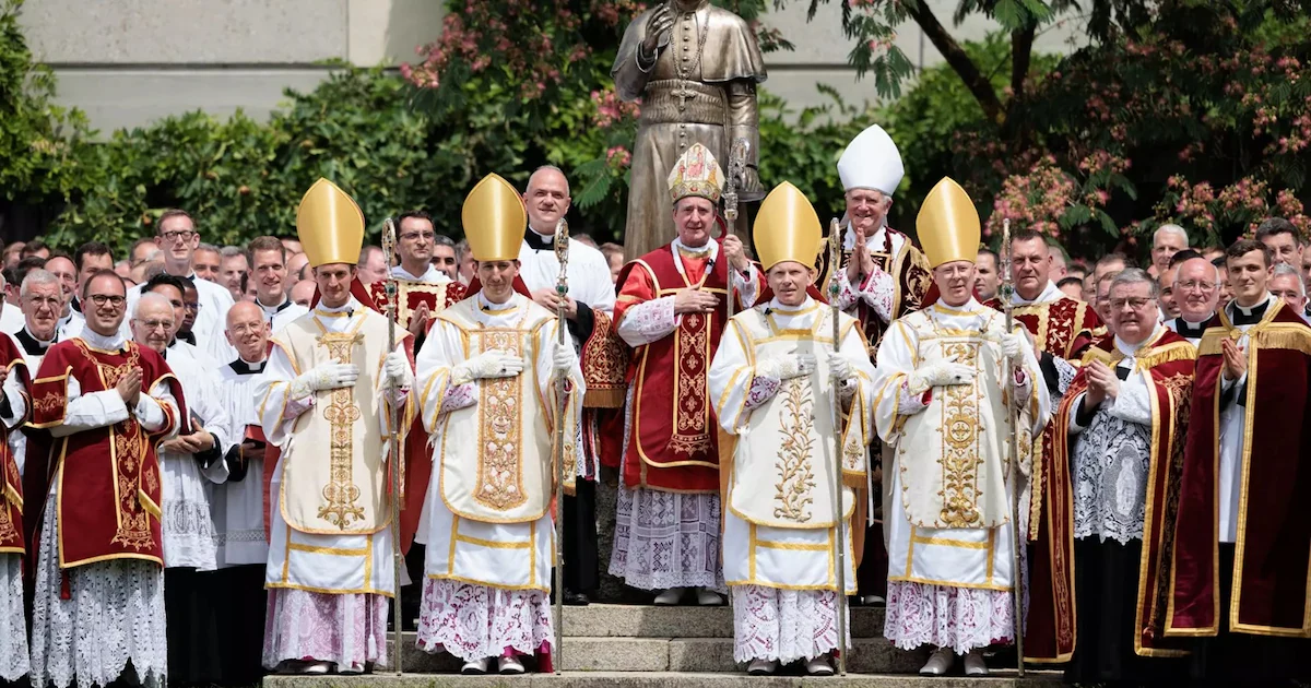Grupo católico que ordenou quatro bispos sem aval do papa pode ser excomungado - Imagem do artigo