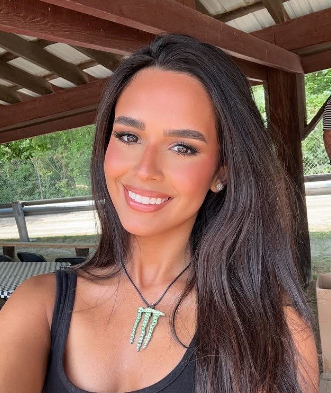 Modelo venezuelana de 23 anos é encontrada morta com o namorado sob escombros em La Guaira - Imagem do artigo