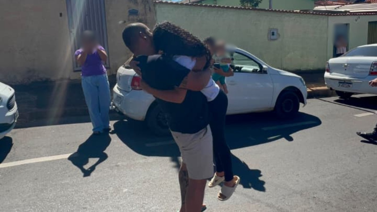 Caminhoneiro surpreende filha de 15 anos ao buscá-la na escola com caminhão decorado - Imagem do artigo