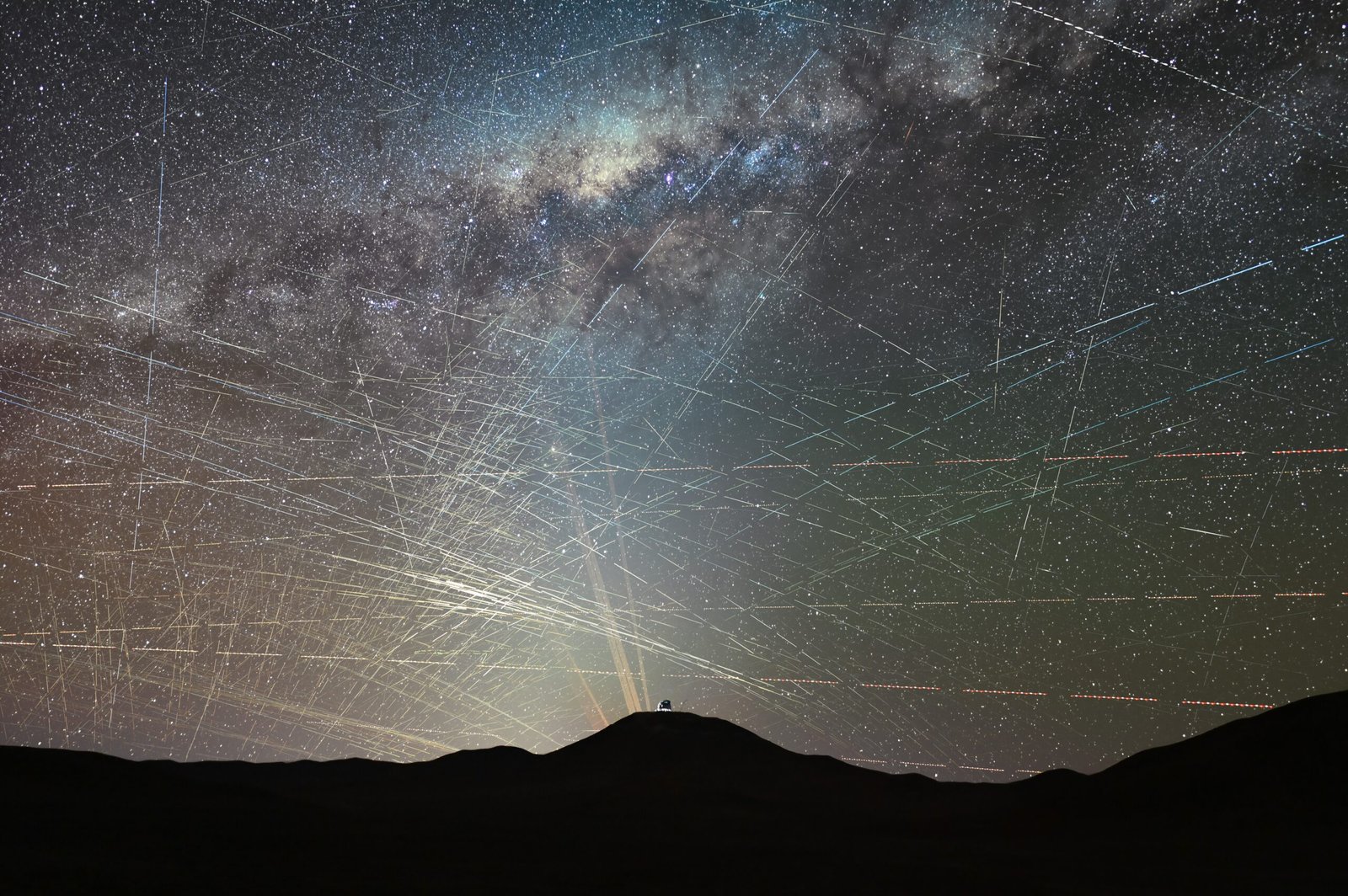 Estudo do ESO aponta que mais de 100 mil satélites colocariam em risco a observação do céu - Imagem do artigo