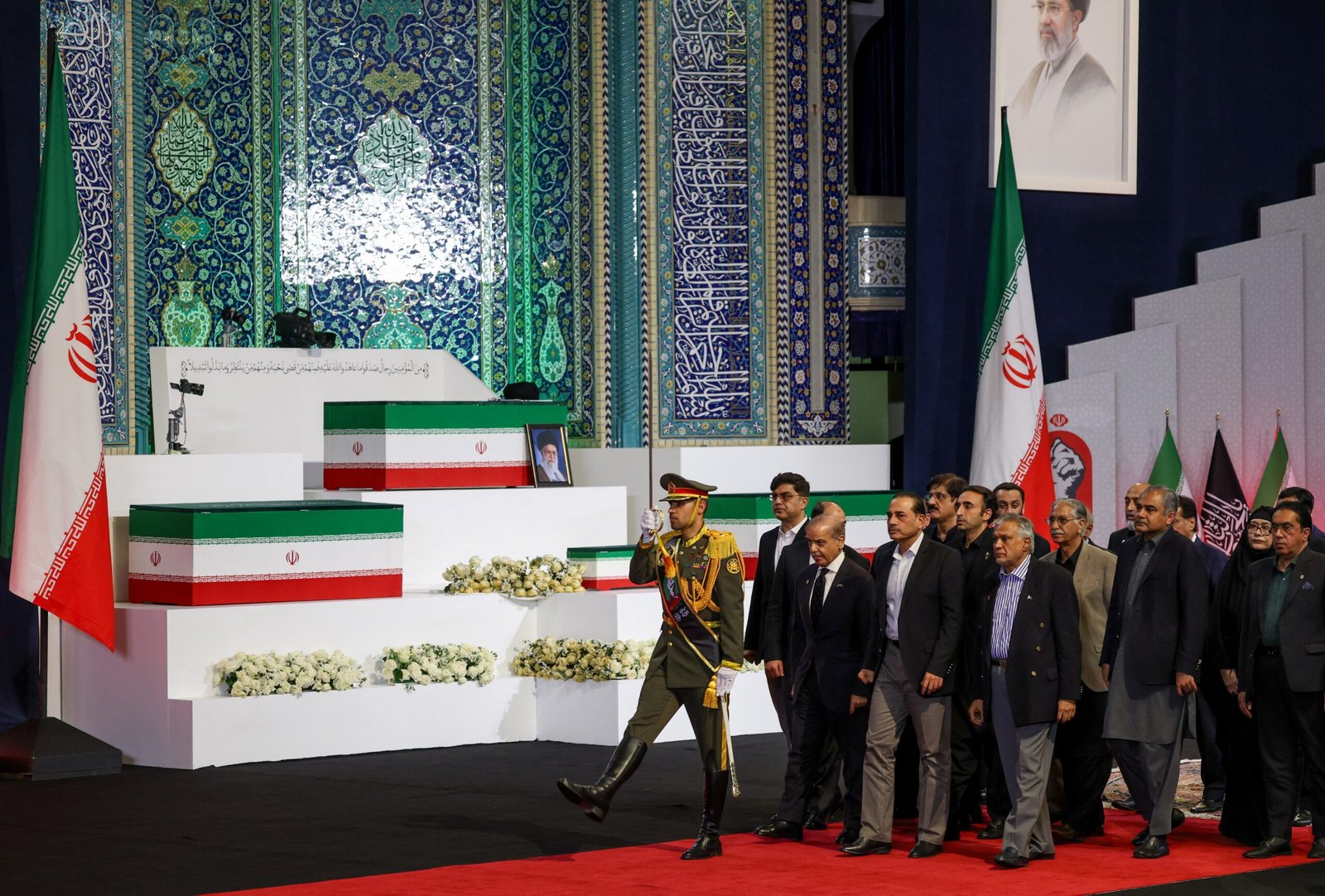 Autoridades iranianas choram durante cerimônia privada de despedida de Ali Khamenei em Teerã - Imagem do artigo