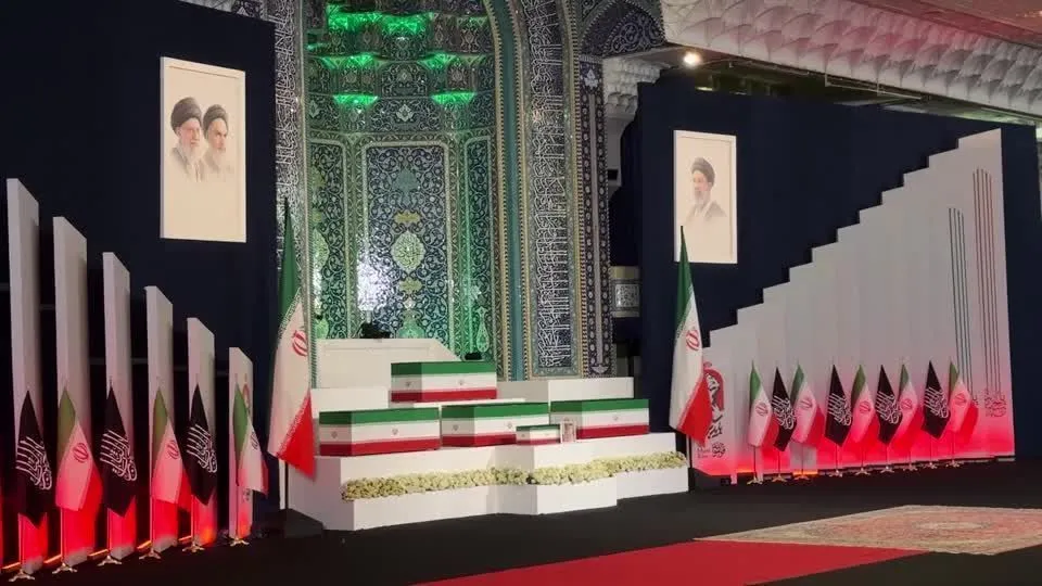Caixões de Ali Khamenei e familiares são expostos em Teerã antes de cortejo fúnebre - Imagem do artigo