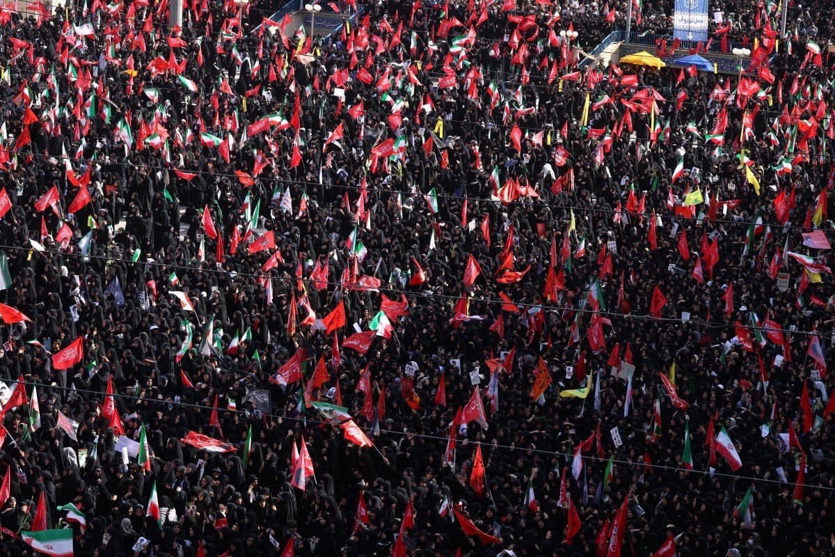 Multidão toma ruas de Teerã no início do funeral de Ali Khamenei - Imagem do artigo