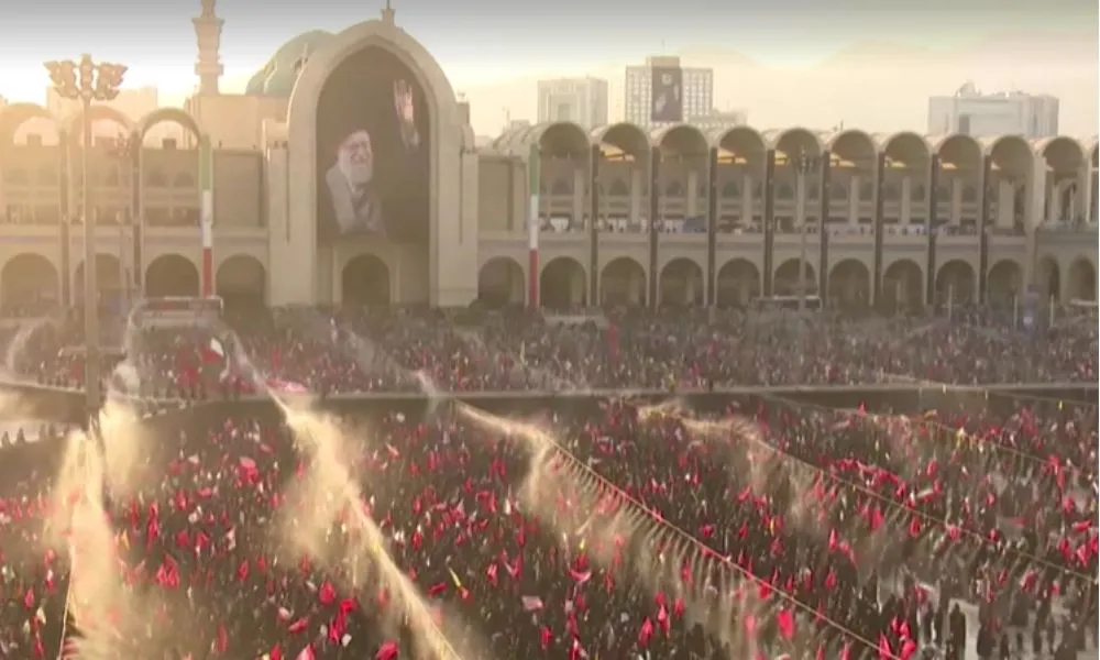 Multidão acompanha início do funeral de Ali Khamenei em Teerã com gritos de vingança e ataques a Trump - Imagem do artigo
