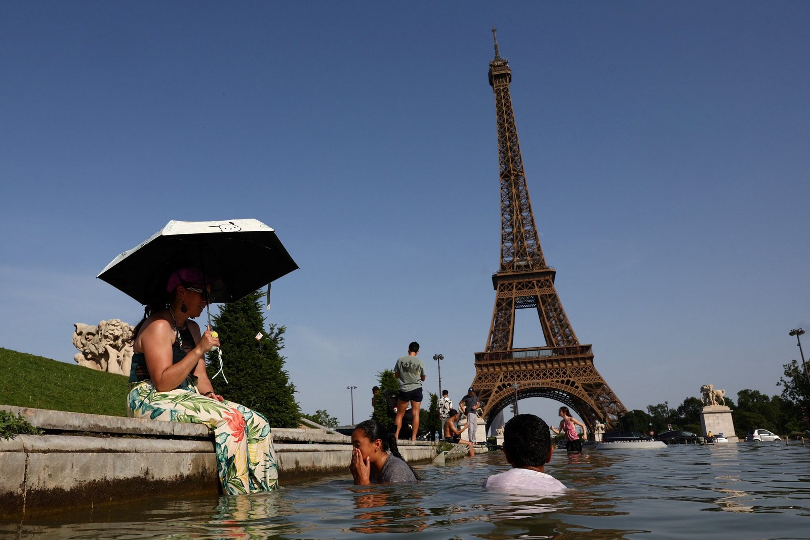 Calor extremo faz Torre Eiffel dilatar; estimativa indica aumento de até 10 cm - Imagem do artigo