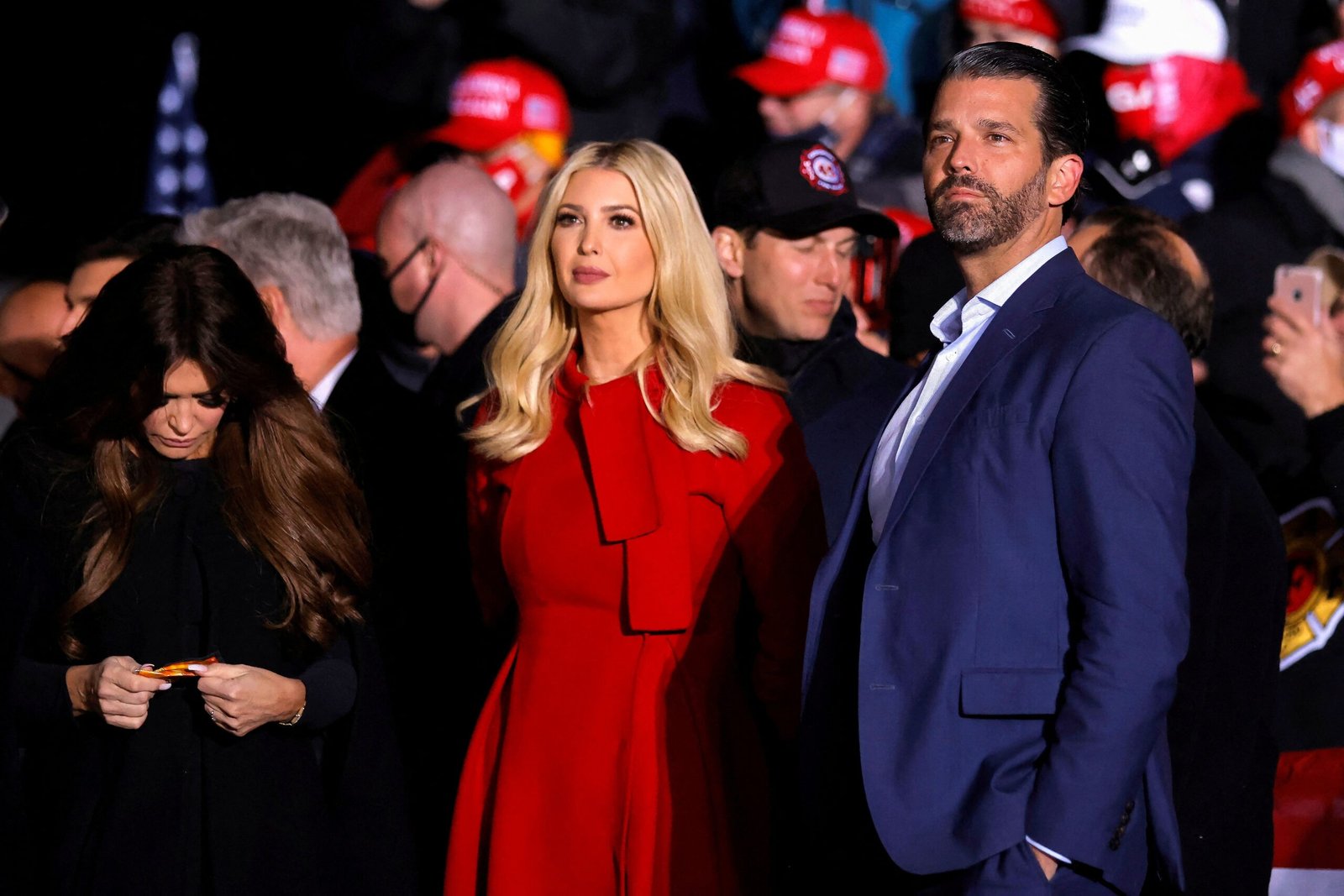 Dezenas de milhares protestam em Tirana contra hotel de luxo associado a Ivanka Trump - Imagem do artigo
