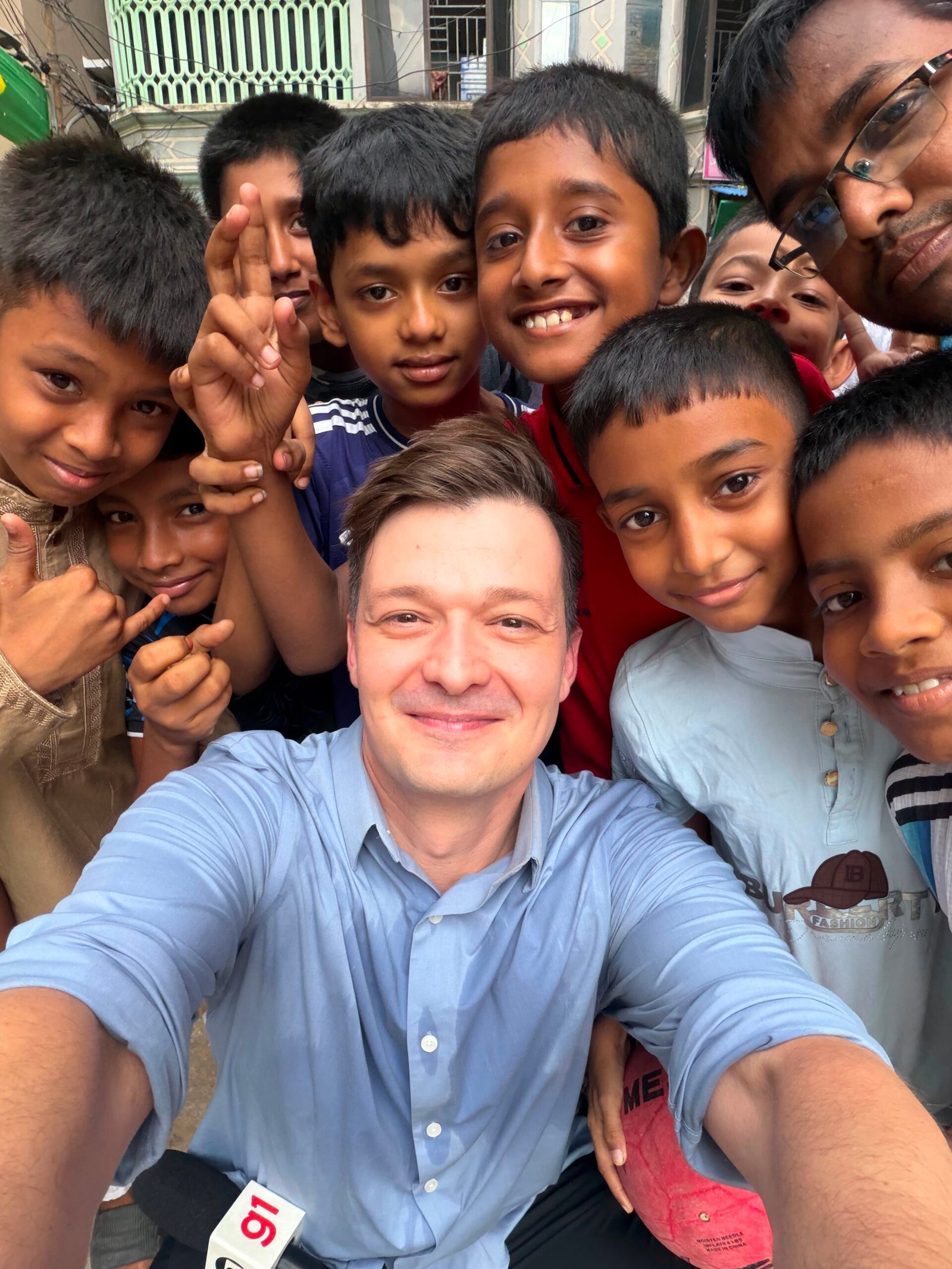 Torcida brasileira mobiliza multidões em Bangladesh e vira tema de podcast do Fantástico - Imagem do artigo