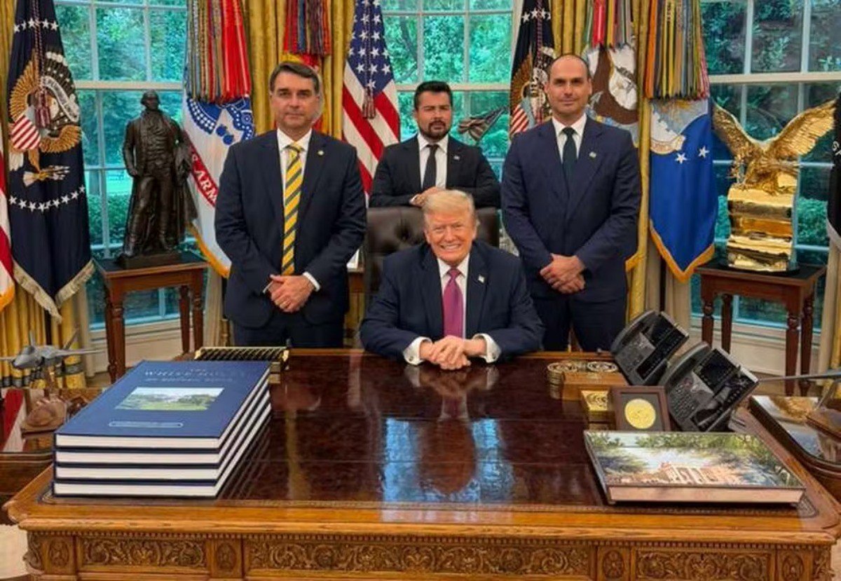 Flávio Bolsonaro envia carta a Trump e pede adiamento de tarifa de 25% contra produtos brasileiros - Imagem do artigo