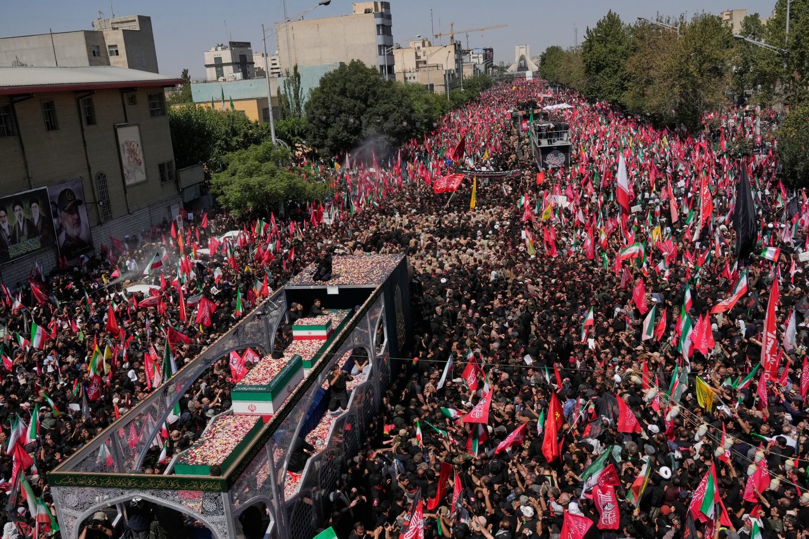 Multidão ocupa Teerã no quarto dia de funeral do aiatolá Ali Khamenei - Imagem do artigo original