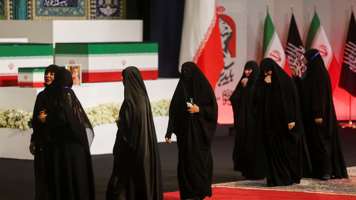 Multidão em Teerã exige vingança contra Trump durante cortejo de Ali Khamenei - Imagem do artigo