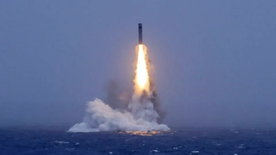 China realiza teste incomum de míssil balístico lançado por submarino no Pacífico - Imagem do artigo
