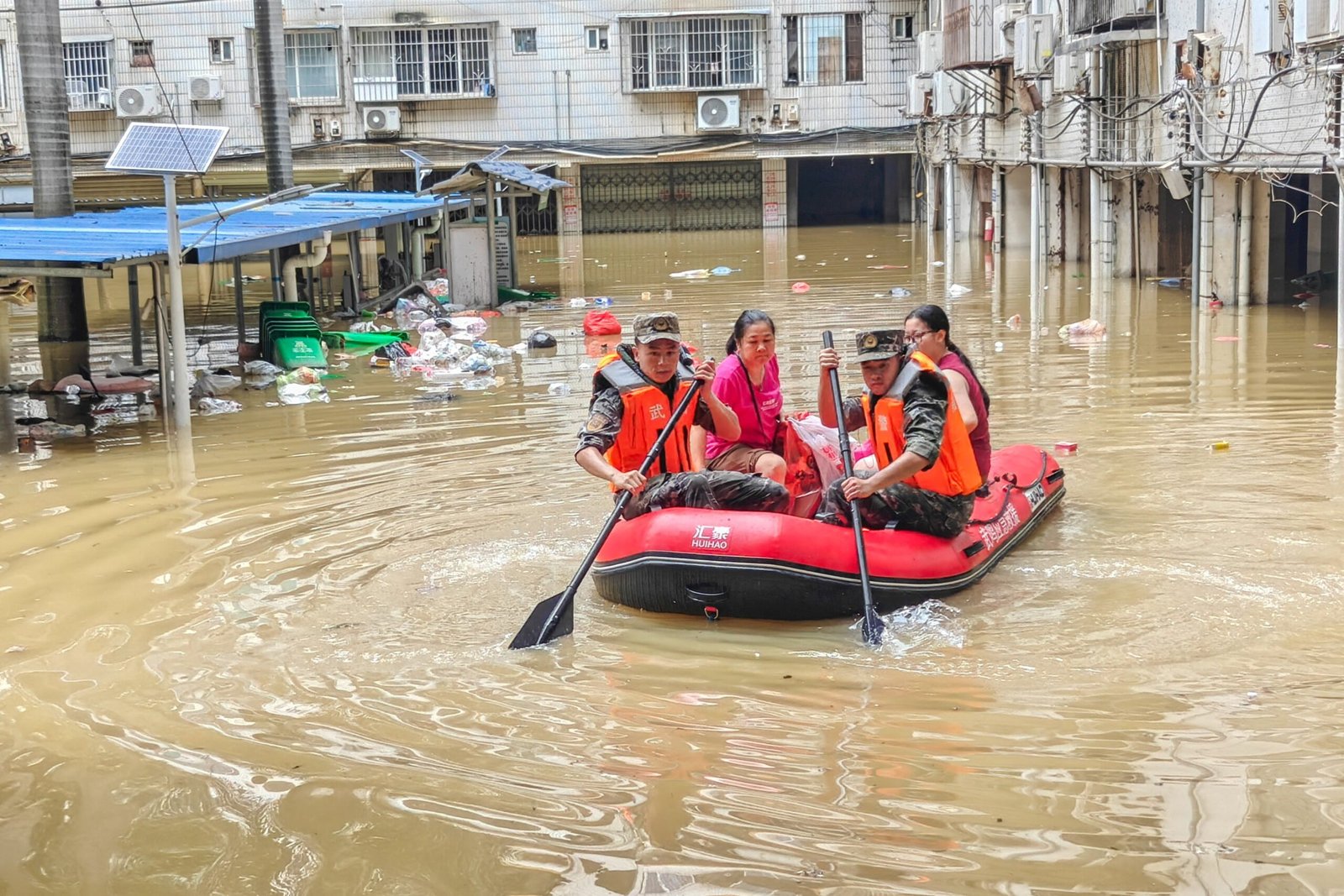 Homem de 30 anos é lançado do 12º andar durante tornado na província chinesa de Hubei - Imagem do artigo
