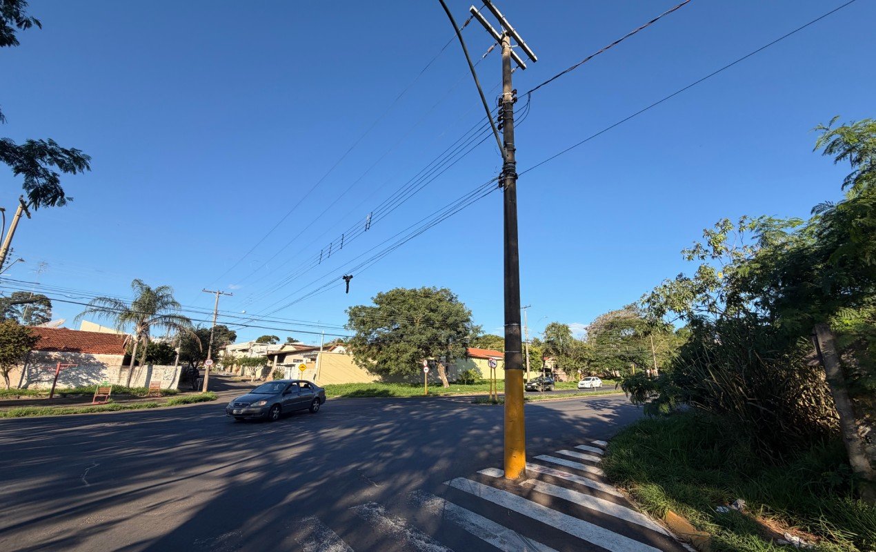 Poste permanece no meio de cruzamento há mais de um ano e dificulta tráfego em Bauru - Imagem do artigo