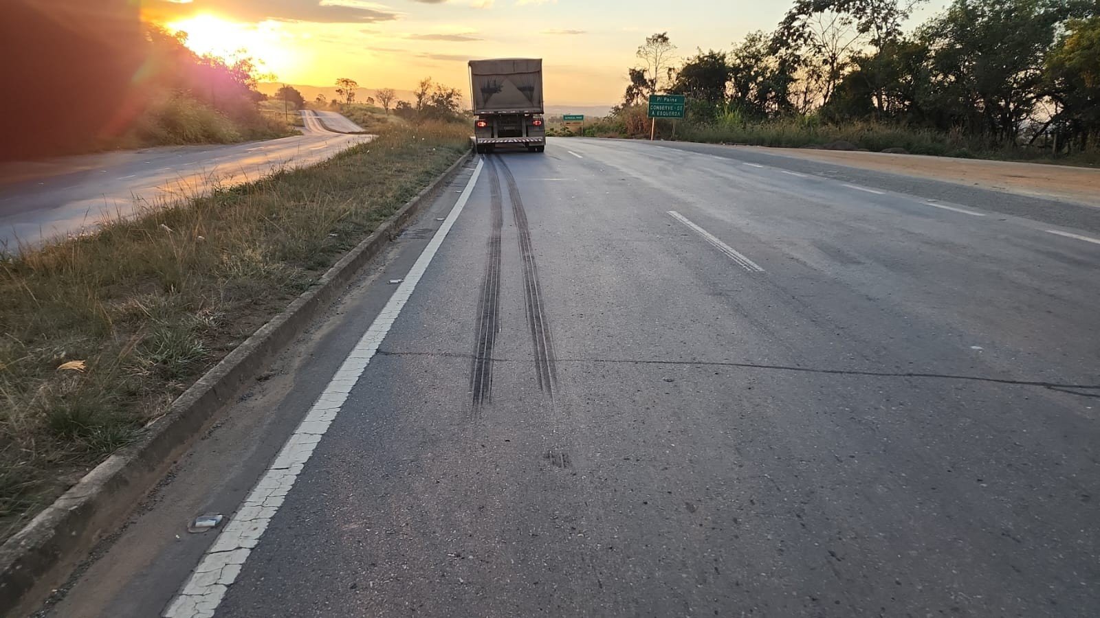 Idoso é atropelado por caminhão após sair de restaurante na BR-352, em Formiga - Imagem do artigo