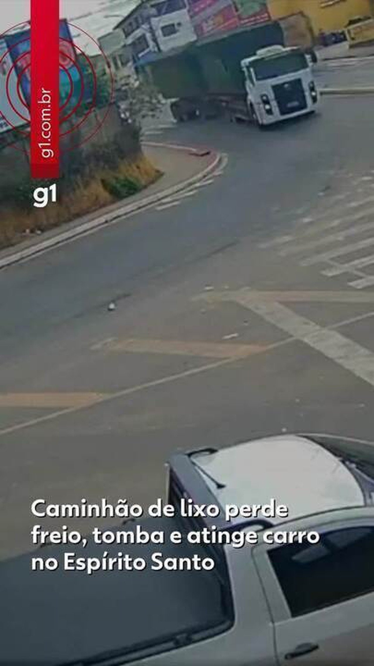 Caminhão de lixo perde freio, tomba e atinge carro em Nova Venécia (ES) - Imagem do artigo