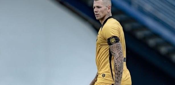 Amazonas dispensa zagueiro Léo Coelho e publica vídeo com falhas do atleta - Imagem do artigo