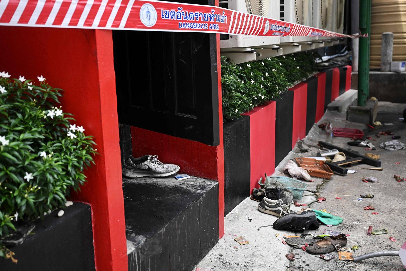 Investigação aponta porta trancada e saída obstruída em incêndio que matou 28 em bar de Bangcoc - Imagem do artigo