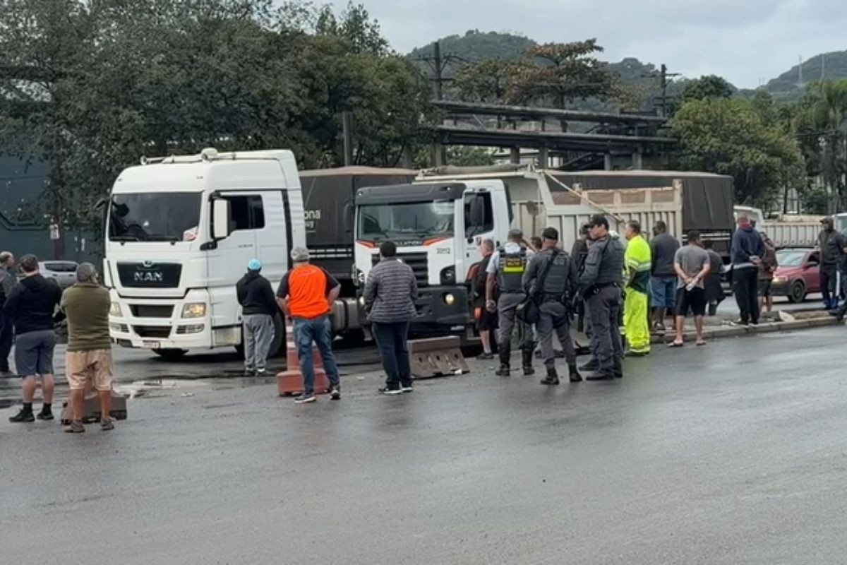 Caminhoneiros paralisam Porto de Santos para cobrar votação da MP do Frete - Imagem do artigo