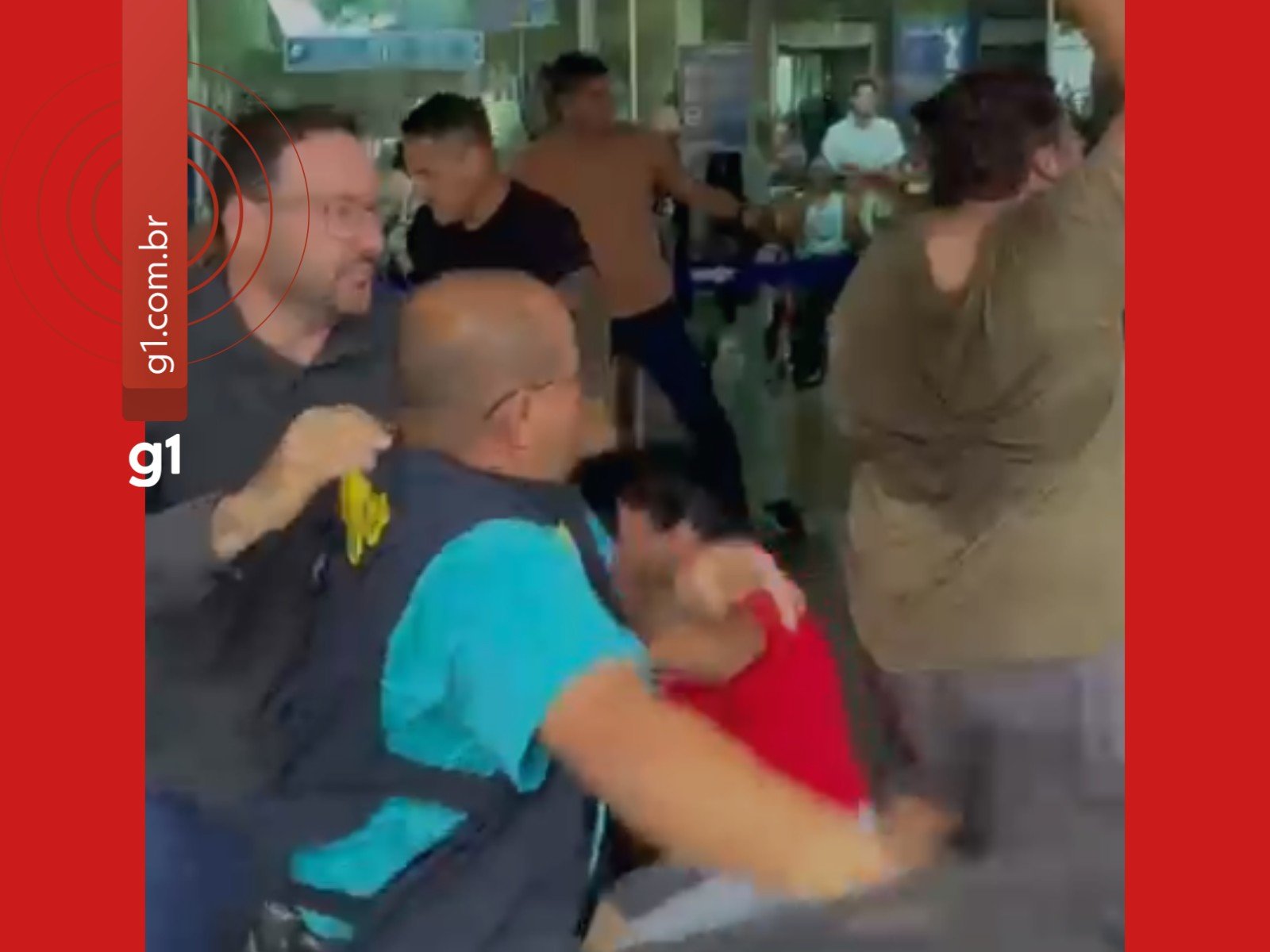 Estudantes e servidores trocam agressões durante protesto contra transporte público em Rio Branco - Imagem do artigo