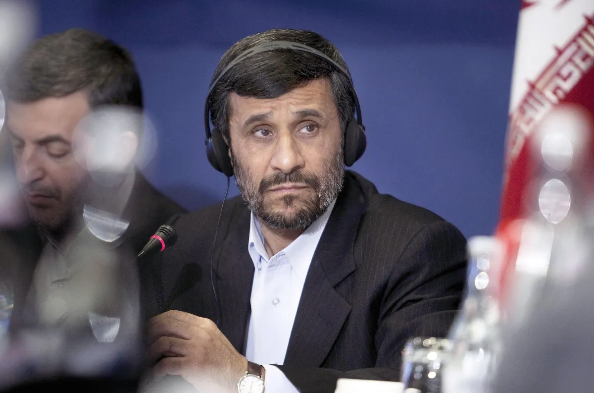 Ahmadinejad é mantido em prisão domiciliar no Irã sob acusação de contato com agentes israelenses, diz NYT - Imagem do artigo