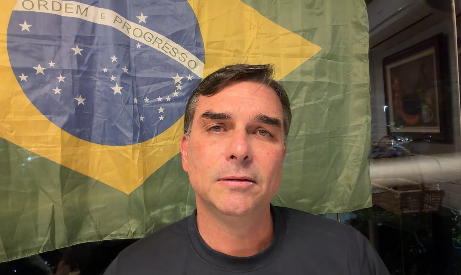 Flávio Bolsonaro diz que Jair Bolsonaro entregará a faixa caso ele vença a eleição - Imagem do artigo