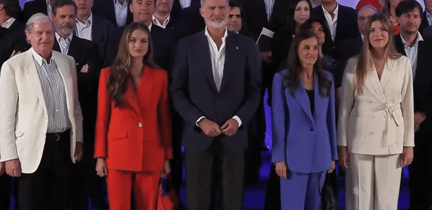 Roupas da realeza espanhola formam cores da França e provocam críticas às vésperas de semifinal da Copa - Imagem do artigo