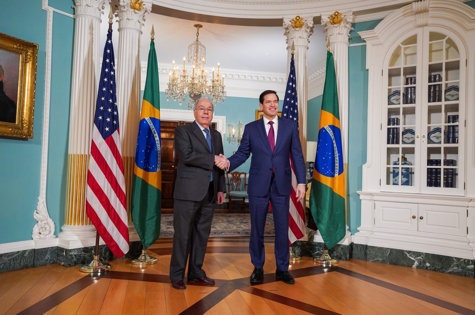 Governo diz ter feito mais de 30 contatos para tentar barrar novo tarifaço dos EUA - Imagem do artigo