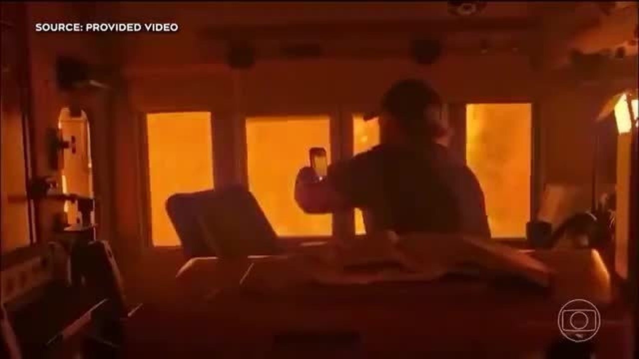 Trem cruza região em chamas enquanto incêndios se espalham no Canadá - Imagem do artigo