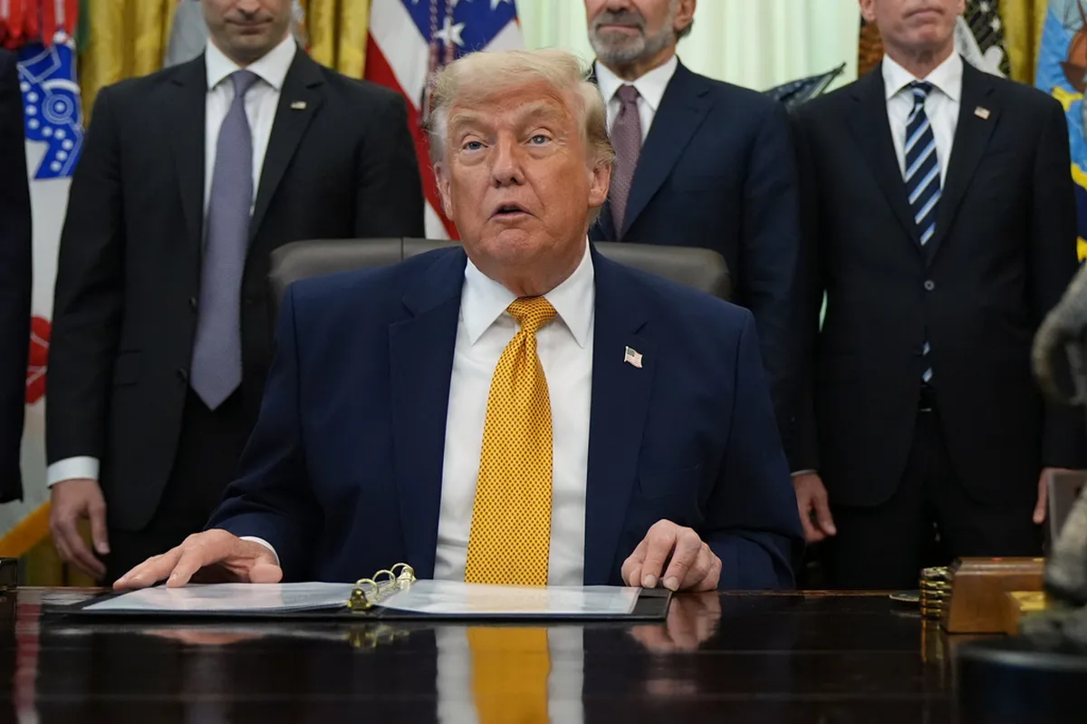 Investigado pela CFTC, operador de teleprompter da Casa Branca lucra mais de US$ 100 mil com apostas sobre discursos de Trump - Imagem do artigo