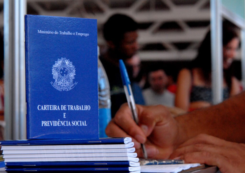 Carteira de Trabalho e Previdência Social sobre mesa