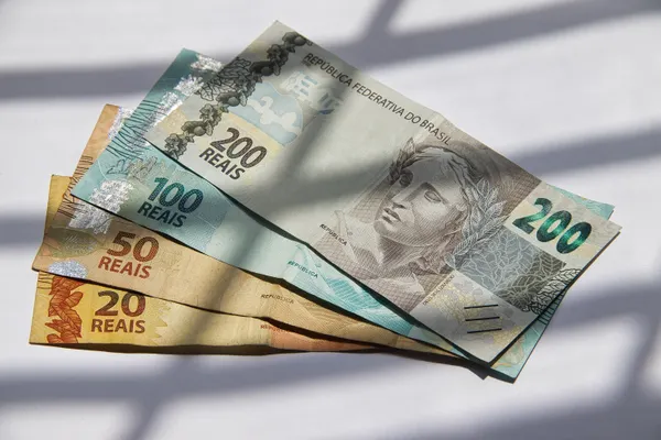 Cédulas de real brasileiro sobre fundo branco