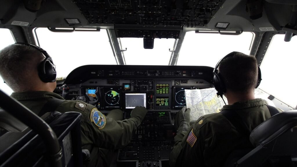 Pilotos da Guarda Costeira dos EUA em voo de busca