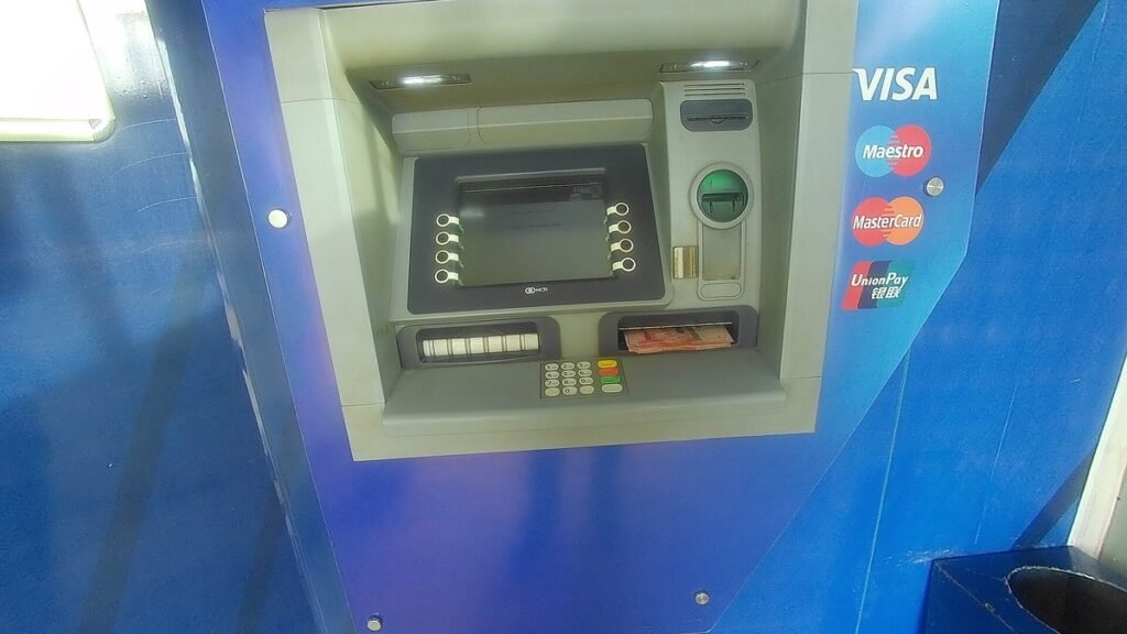 Caixa eletrônico com dinheiro no dispensador