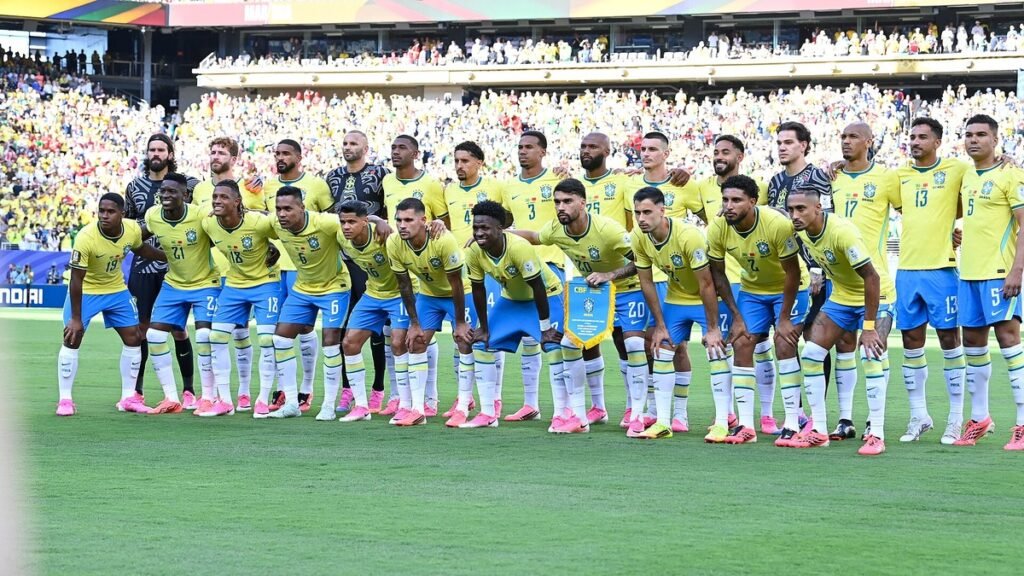 Jogadores da Seleção Brasileira comemoram gol