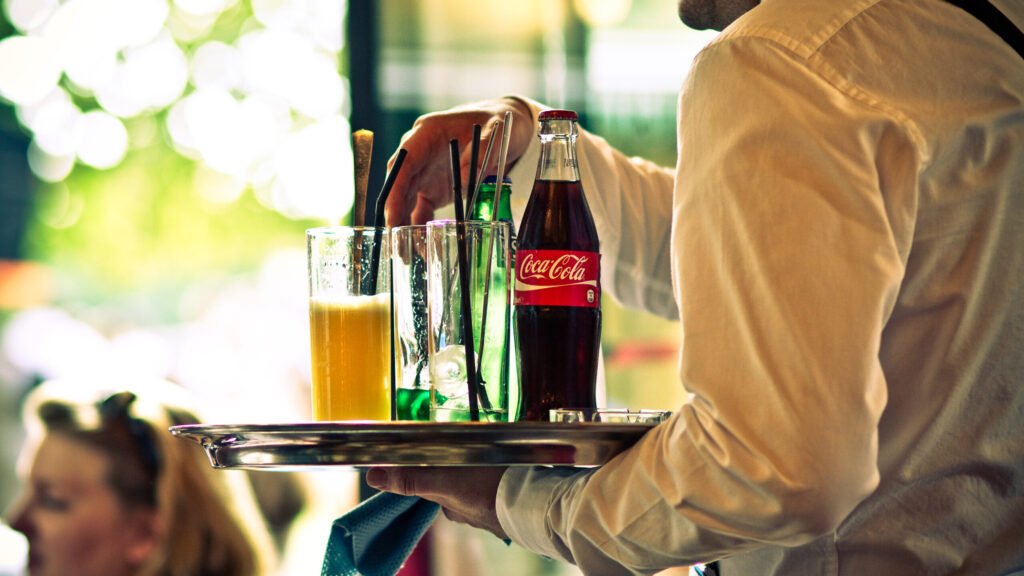 Garçom servindo bebidas em um café em Paris