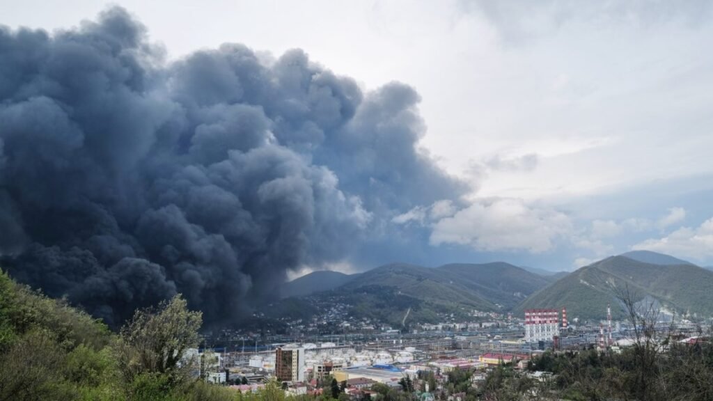 Refinaria de petróleo em chamas após ataque na guerra entre Ucrânia e Rússia