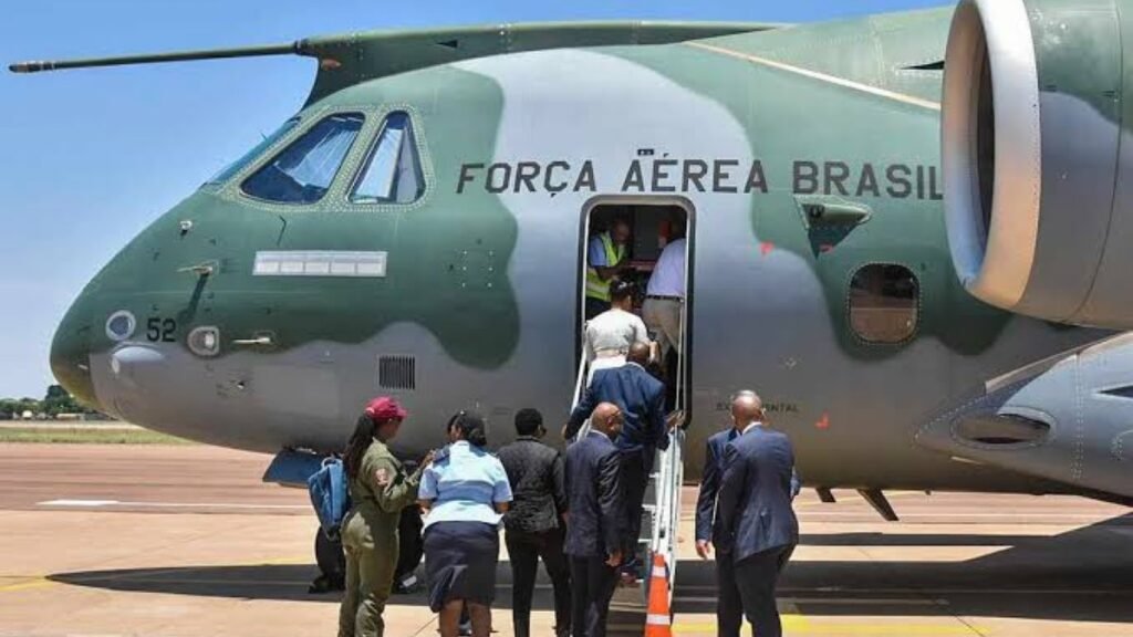 Embarque de civis em KC-390 da Força Aérea Brasileira